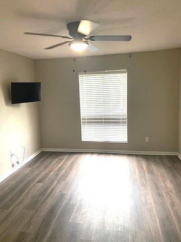 3075 Walnut Bend Lane 23, Houston, TX 77042