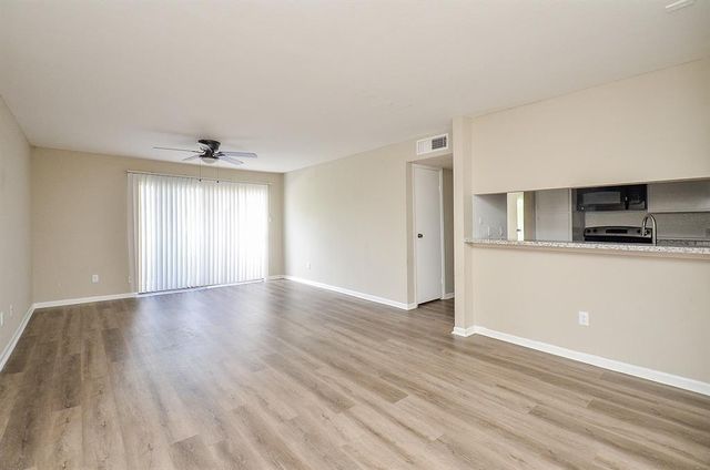3075 Walnut Bend Lane 23, Houston, TX 77042