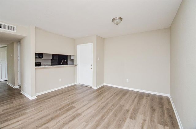 3075 Walnut Bend Lane 23, Houston, TX 77042