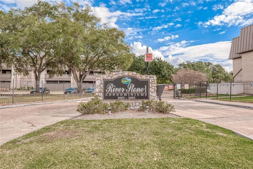 3075 Walnut Bend Lane 23, Houston, TX 77042