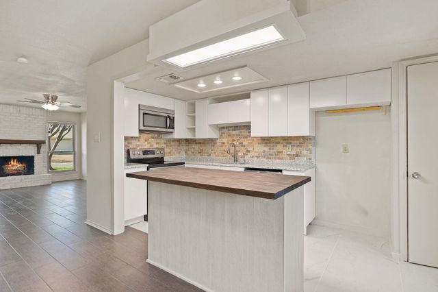 8235 Summer Side DR, Austin, TX 78759