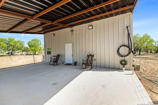 128 County Road 2672, Devine, TX 78016