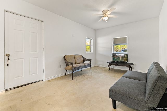 128 County Road 2672, Devine, TX 78016