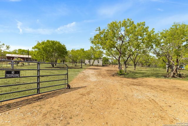 128 County Road 2672, Devine, TX 78016