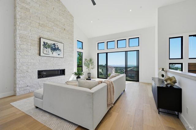 2011 Long Leaf Ct, Santa Rosa, CA 95403