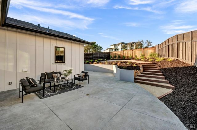 2011 Long Leaf Ct, Santa Rosa, CA 95403