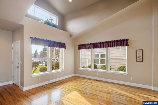 240 Magnolia Dr, Creswell, OR 97426