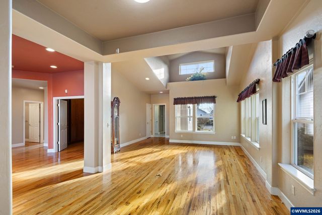 240 Magnolia Dr, Creswell, OR 97426