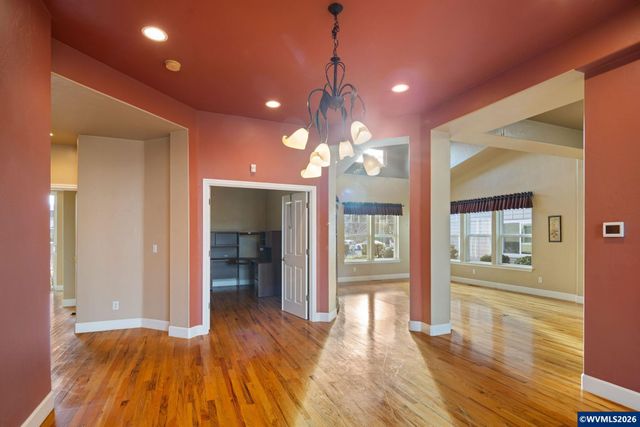 240 Magnolia Dr, Creswell, OR 97426