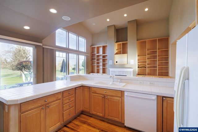 240 Magnolia Dr, Creswell, OR 97426