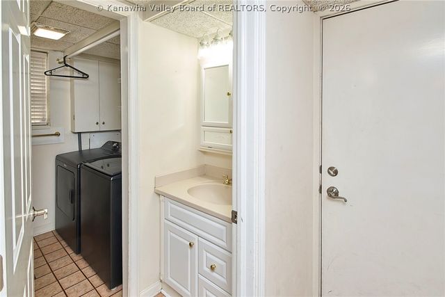 60 Abney Circle, Charleston, WV 25314