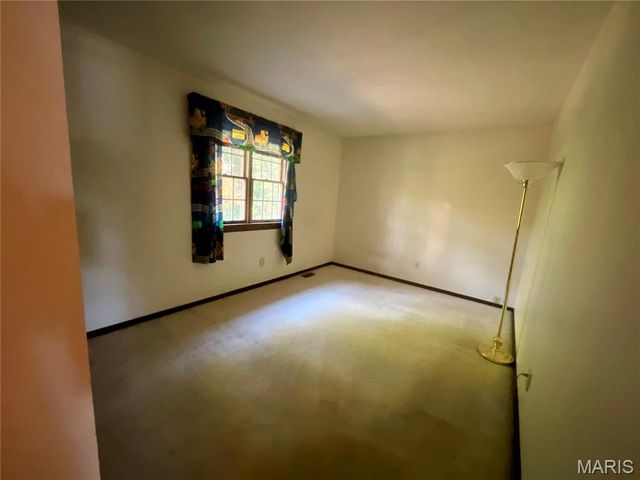 1615 Treetop Drive, St Charles, MO 63303