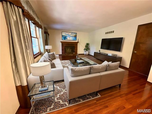 1615 Treetop Drive, St Charles, MO 63303