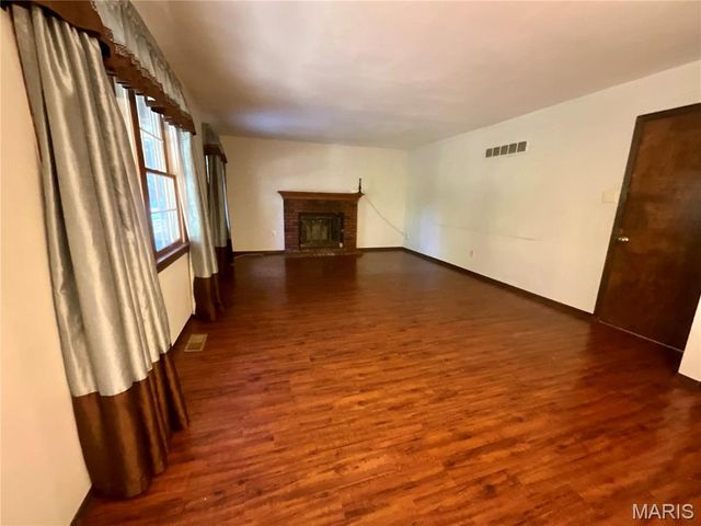 1615 Treetop Drive, St Charles, MO 63303