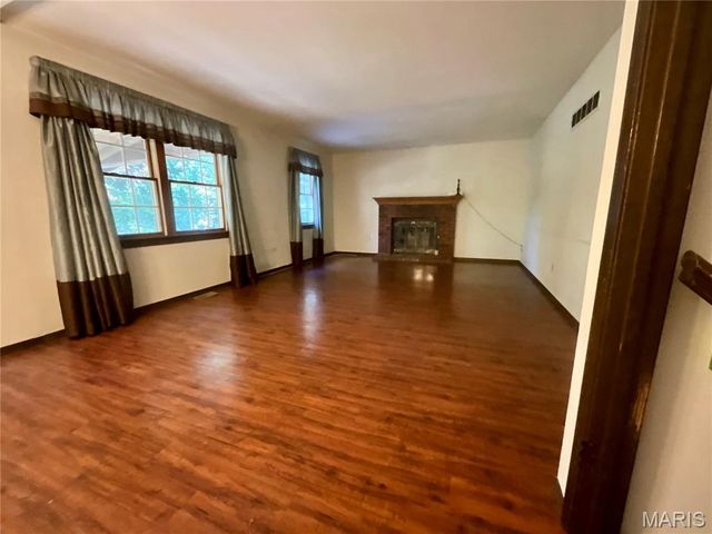 1615 Treetop Drive, St Charles, MO 63303