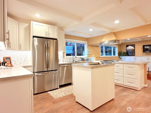 2004 SW 117th Place, Burien, WA 98146