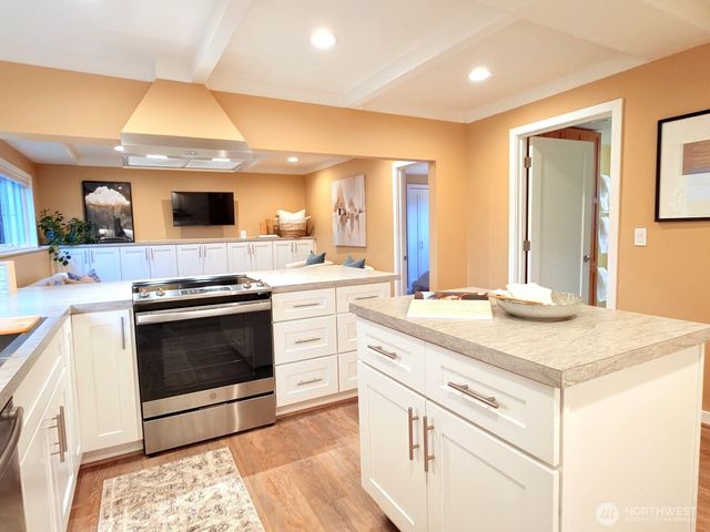 2004 SW 117th Place, Burien, WA 98146