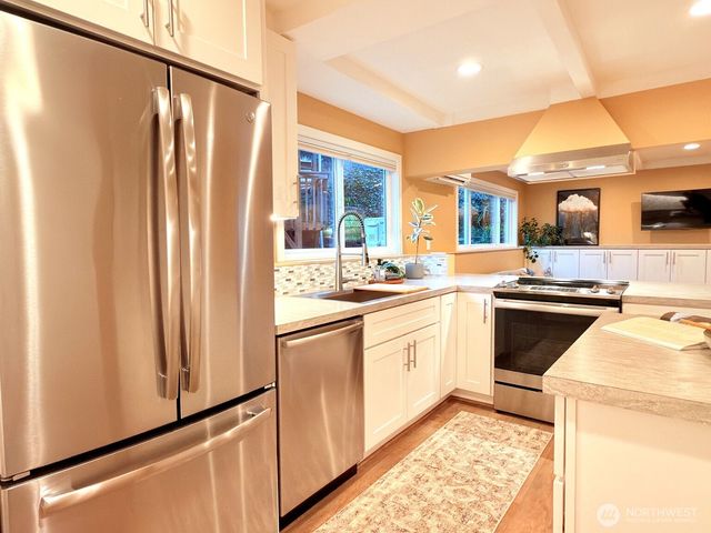 2004 SW 117th Place, Burien, WA 98146