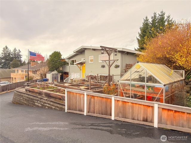 2004 SW 117th Place, Burien, WA 98146