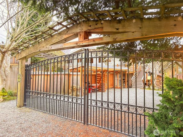 2004 SW 117th Place, Burien, WA 98146