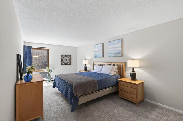 6085 Lincoln Drive 225, Edina, MN 55436