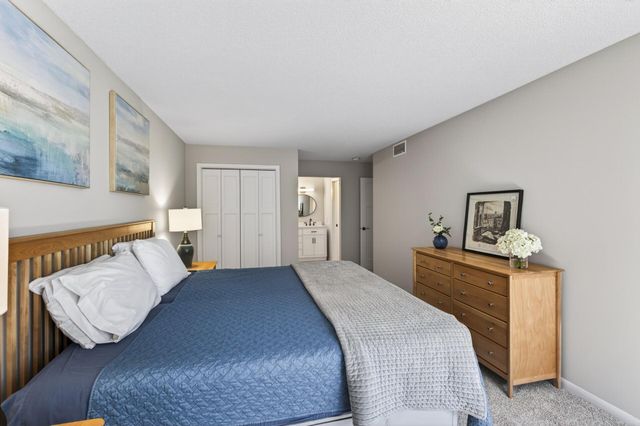 6085 Lincoln Drive 225, Edina, MN 55436