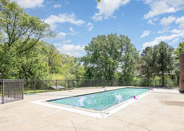 6085 Lincoln Drive 225, Edina, MN 55436