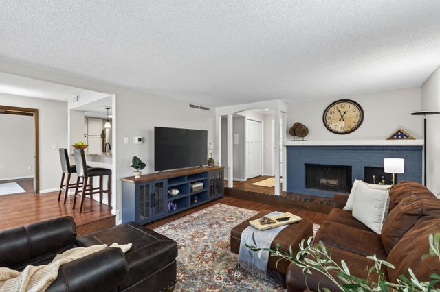 6085 Lincoln Drive 225, Edina, MN 55436