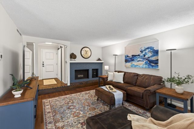 6085 Lincoln Drive 225, Edina, MN 55436