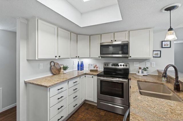 6085 Lincoln Drive 225, Edina, MN 55436