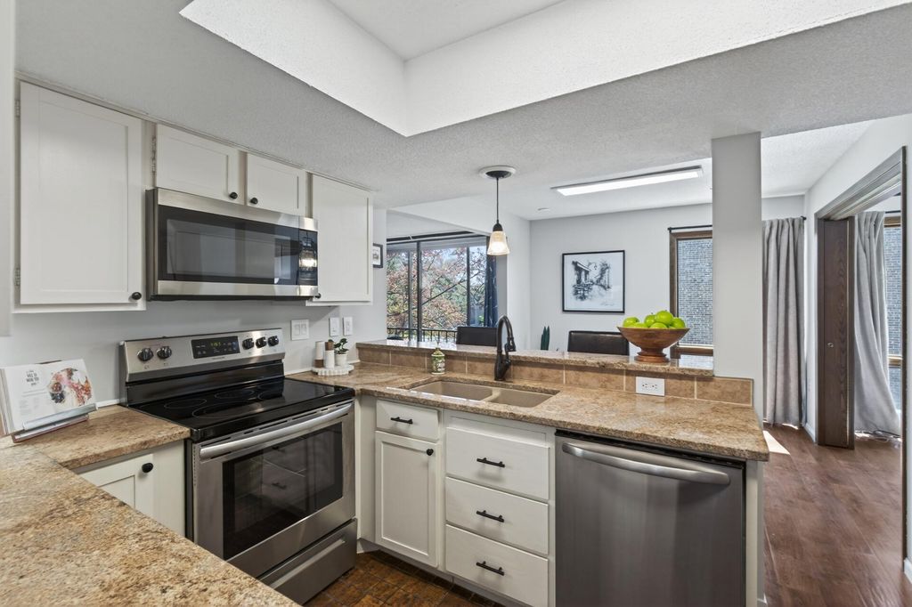 6085 Lincoln Drive 225, Edina, MN 55436