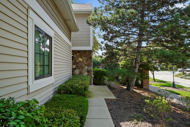 2571 Essex Drive, Northbrook, IL 60062