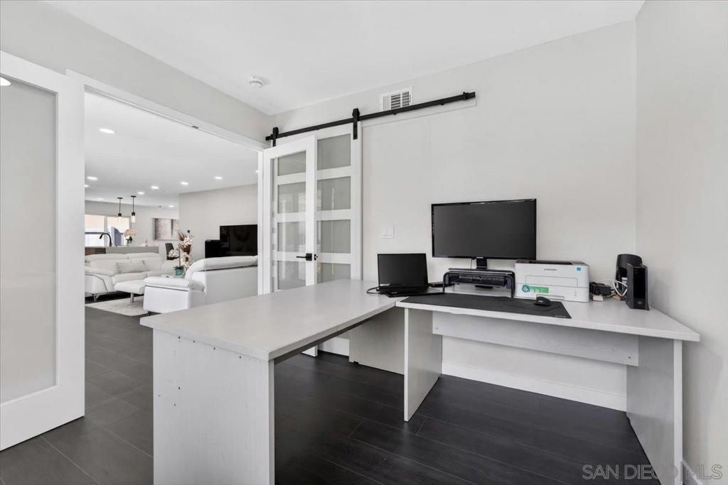 Image 27 of property listing at 3945 Biddle St., San Diego, CA 92111