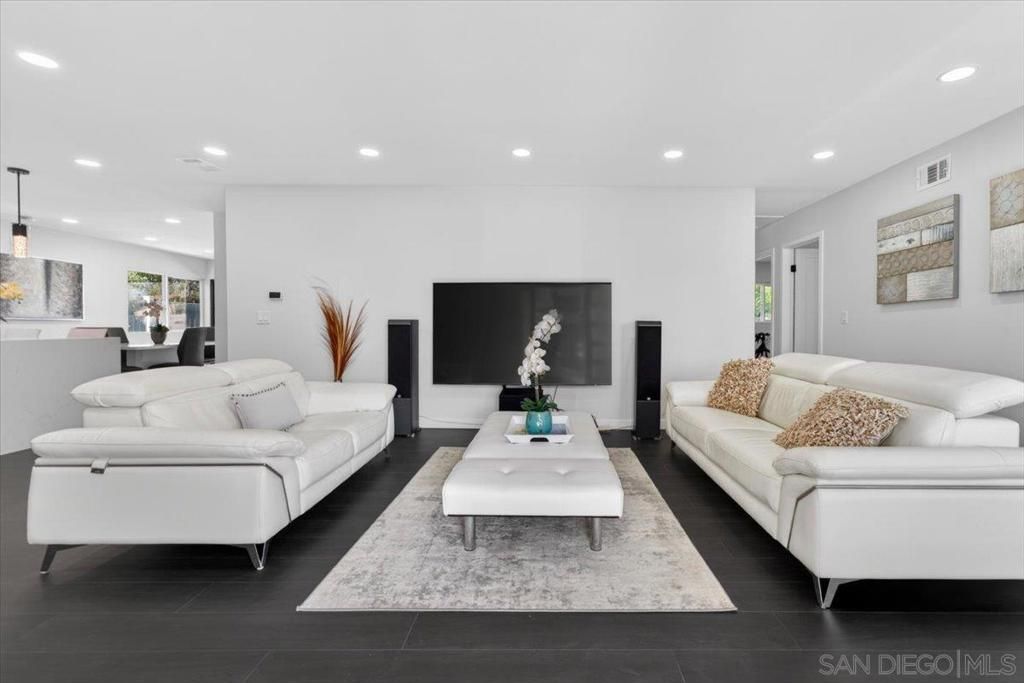 Image 5 of property listing at 3945 Biddle St., San Diego, CA 92111