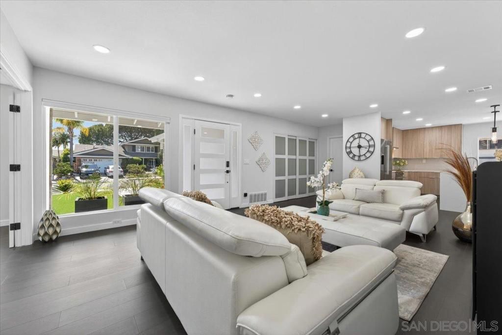 Image 8 of property listing at 3945 Biddle St., San Diego, CA 92111