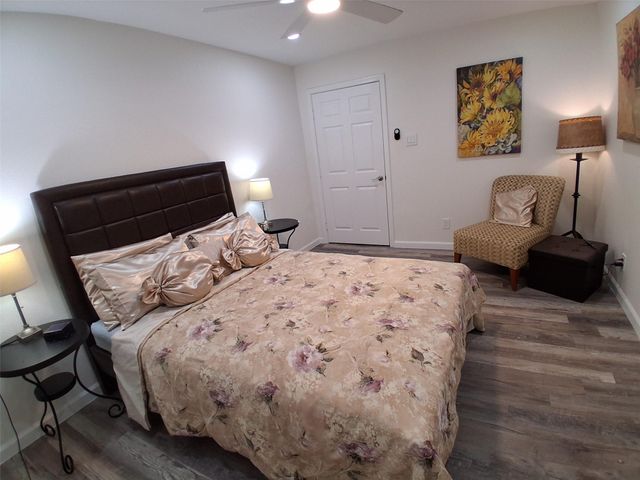 212 Magnolia Point Drive, Houston, TX 77336