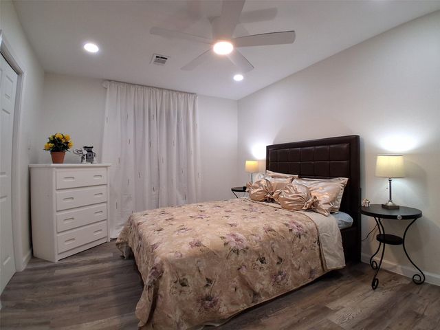 212 Magnolia Point Drive, Houston, TX 77336