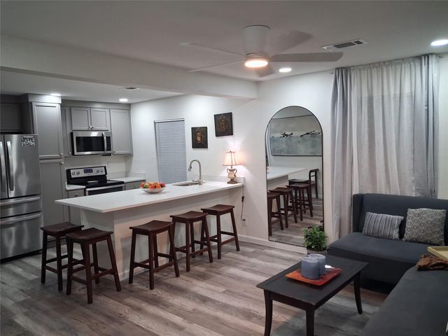 212 Magnolia Point Drive, Houston, TX 77336