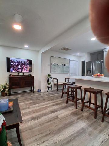 212 Magnolia Point Drive, Houston, TX 77336