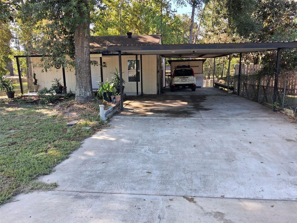 212 Magnolia Point Drive, Houston, TX 77336