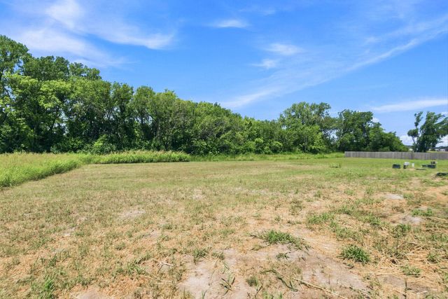 635 S Arbor Valley Way, Valley Center, KS 67147