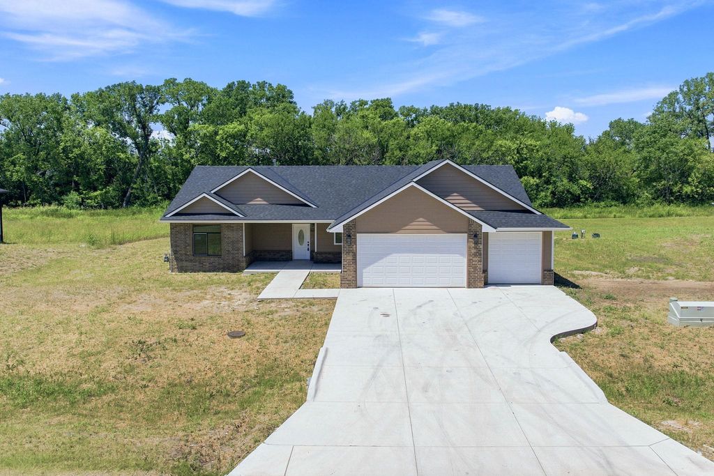 635 S Arbor Valley Way, Valley Center, KS 67147