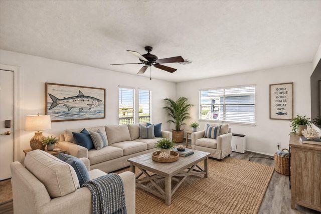 997 Redfish Street, Bayou Vista, TX 77563