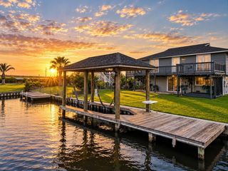 997 Redfish Street, Bayou Vista, TX 77563