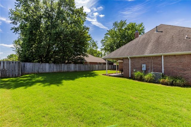 1986 N Bridgeport Drive, Fayetteville, AR 72704