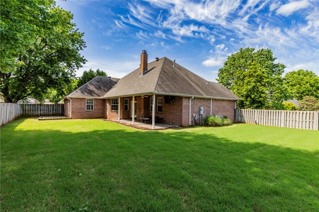 1986 N Bridgeport Drive, Fayetteville, AR 72704