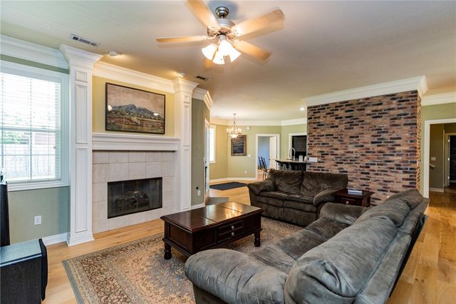 1986 N Bridgeport Drive, Fayetteville, AR 72704