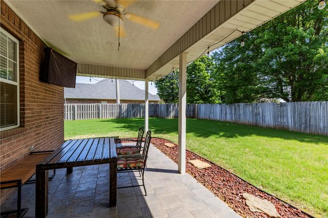1986 N Bridgeport Drive, Fayetteville, AR 72704