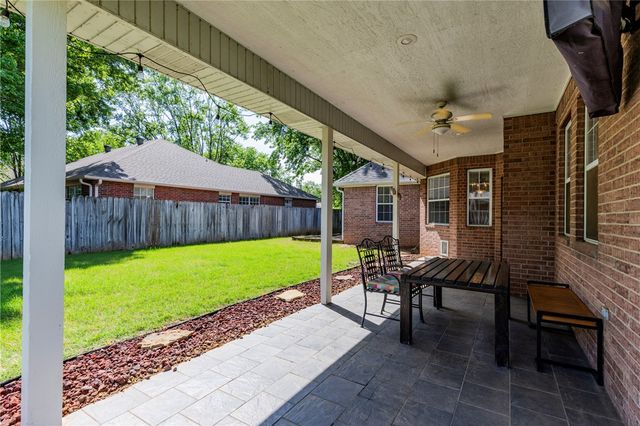 1986 N Bridgeport Drive, Fayetteville, AR 72704