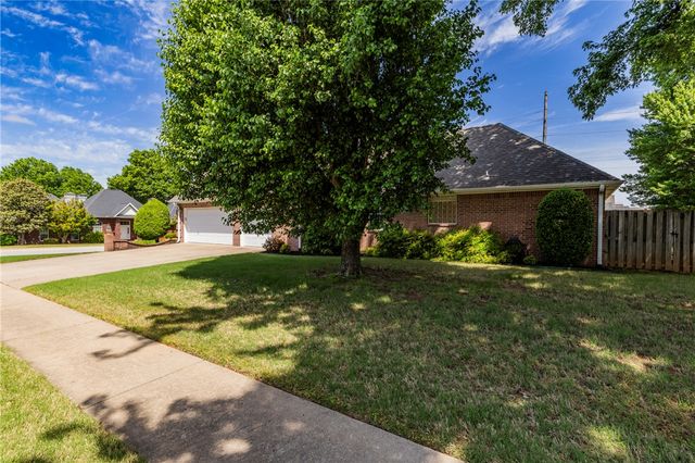 1986 N Bridgeport Drive, Fayetteville, AR 72704